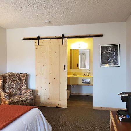 Warden Inn Deer Lodge Esterno foto