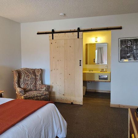 Warden Inn Deer Lodge Esterno foto