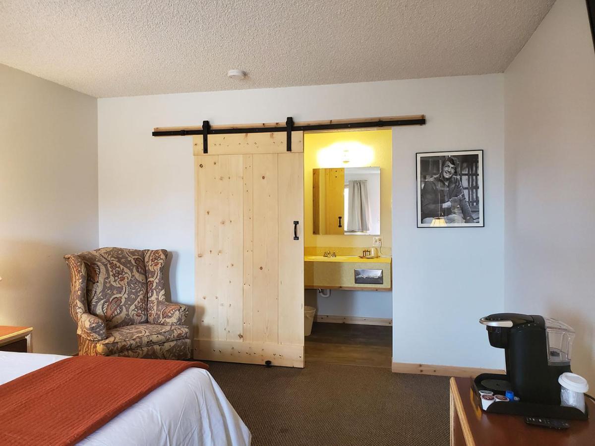 Warden Inn Deer Lodge Esterno foto
