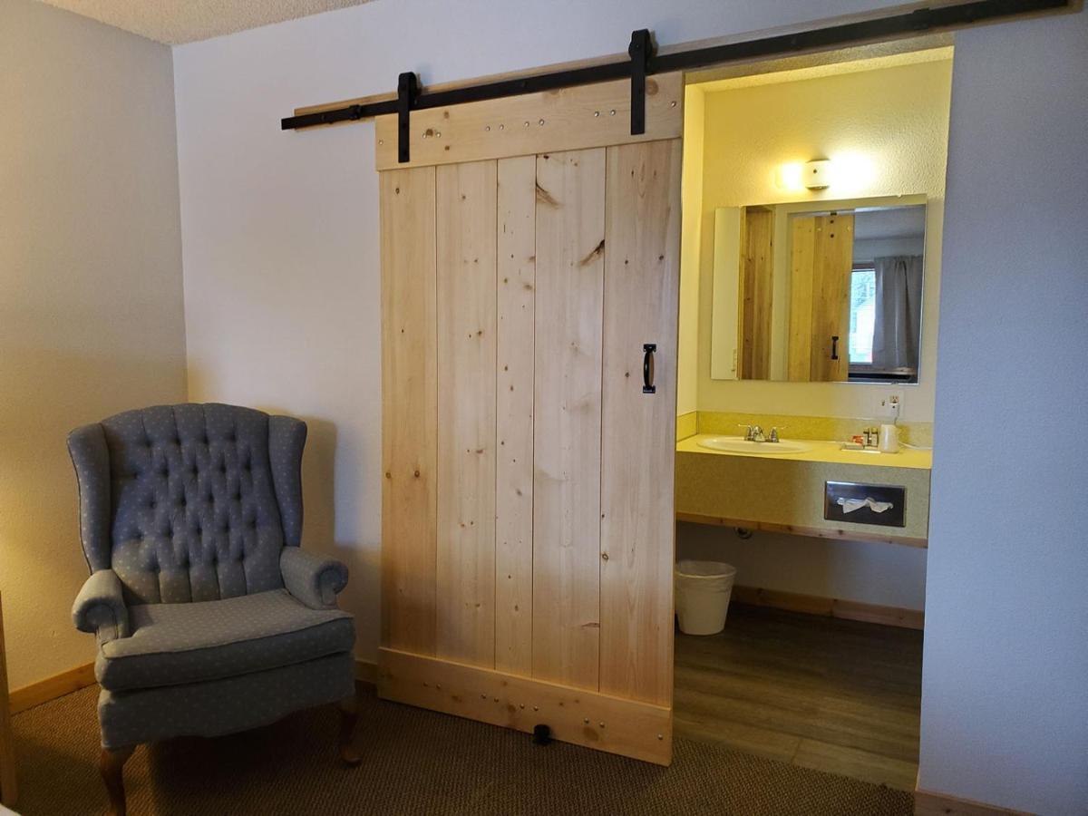 Warden Inn Deer Lodge Esterno foto