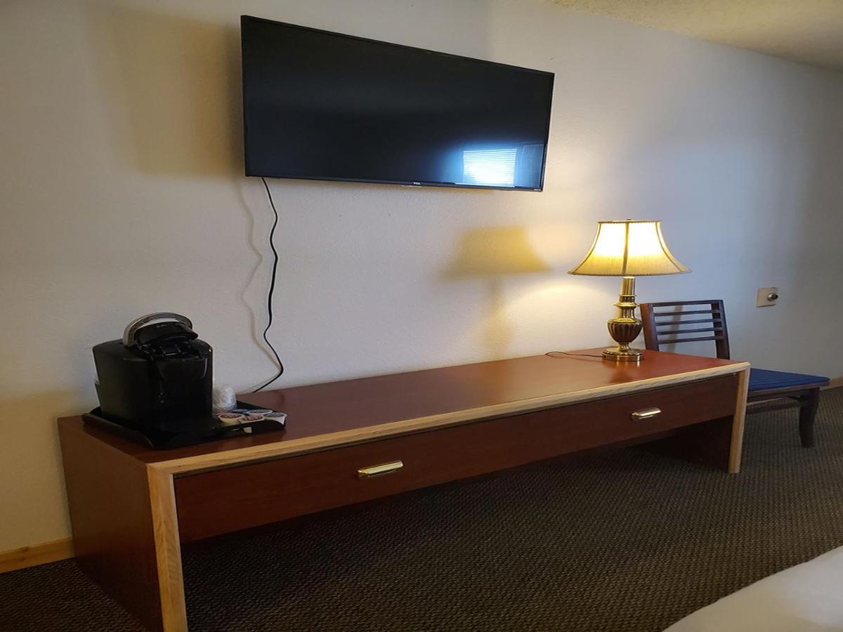 Warden Inn Deer Lodge Esterno foto